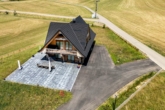 Exklusives Unternehmensanwesen mit Blockhaus, Microapartments, Gewerbehalle & Photovoltaik - Bild
