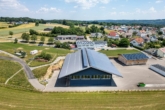 Exklusives Unternehmensanwesen mit Blockhaus, Microapartments, Gewerbehalle & Photovoltaik - Bild
