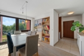 Großzügige 4,5-Zimmer-Wohnung mit ca. 117 m² Wohnfläche, sonnigem Balkon und Tiefgaragenstellplatz - Wohnzimmer (2)