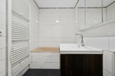 Großzügige 4,5-Zimmer-Wohnung mit ca. 117 m² Wohnfläche, sonnigem Balkon und Tiefgaragenstellplatz - Bad 2 (2)