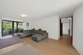 Großzügige 4,5-Zimmer-Wohnung mit ca. 117 m² Wohnfläche, sonnigem Balkon und Tiefgaragenstellplatz - Wohnzimmer (1)
