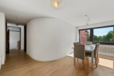 Großzügige 4,5-Zimmer-Wohnung mit ca. 117 m² Wohnfläche, sonnigem Balkon und Tiefgaragenstellplatz - Wohnzimmer