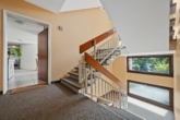 Großzügige 4,5-Zimmer-Wohnung mit ca. 117 m² Wohnfläche, sonnigem Balkon und Tiefgaragenstellplatz - Treppenhaus mit Eingang
