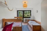Großzügige 4,5-Zimmer-Wohnung mit ca. 117 m² Wohnfläche, sonnigem Balkon und Tiefgaragenstellplatz - Kinderzimmer 1 - direkt neben dem Wohnzimmer