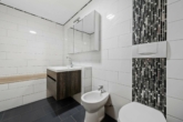 Großzügige 4,5-Zimmer-Wohnung mit ca. 117 m² Wohnfläche, sonnigem Balkon und Tiefgaragenstellplatz - Bad 2