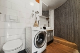 Großzügige 4,5-Zimmer-Wohnung mit ca. 117 m² Wohnfläche, sonnigem Balkon und Tiefgaragenstellplatz - Bad 1 - direkt neben dem Wohnzimmer