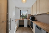 Großzügige 4,5-Zimmer-Wohnung mit ca. 117 m² Wohnfläche, sonnigem Balkon und Tiefgaragenstellplatz - Küche (1)