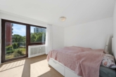 Großzügige 4,5-Zimmer-Wohnung mit ca. 117 m² Wohnfläche, sonnigem Balkon und Tiefgaragenstellplatz - Schlafzimmer (2)